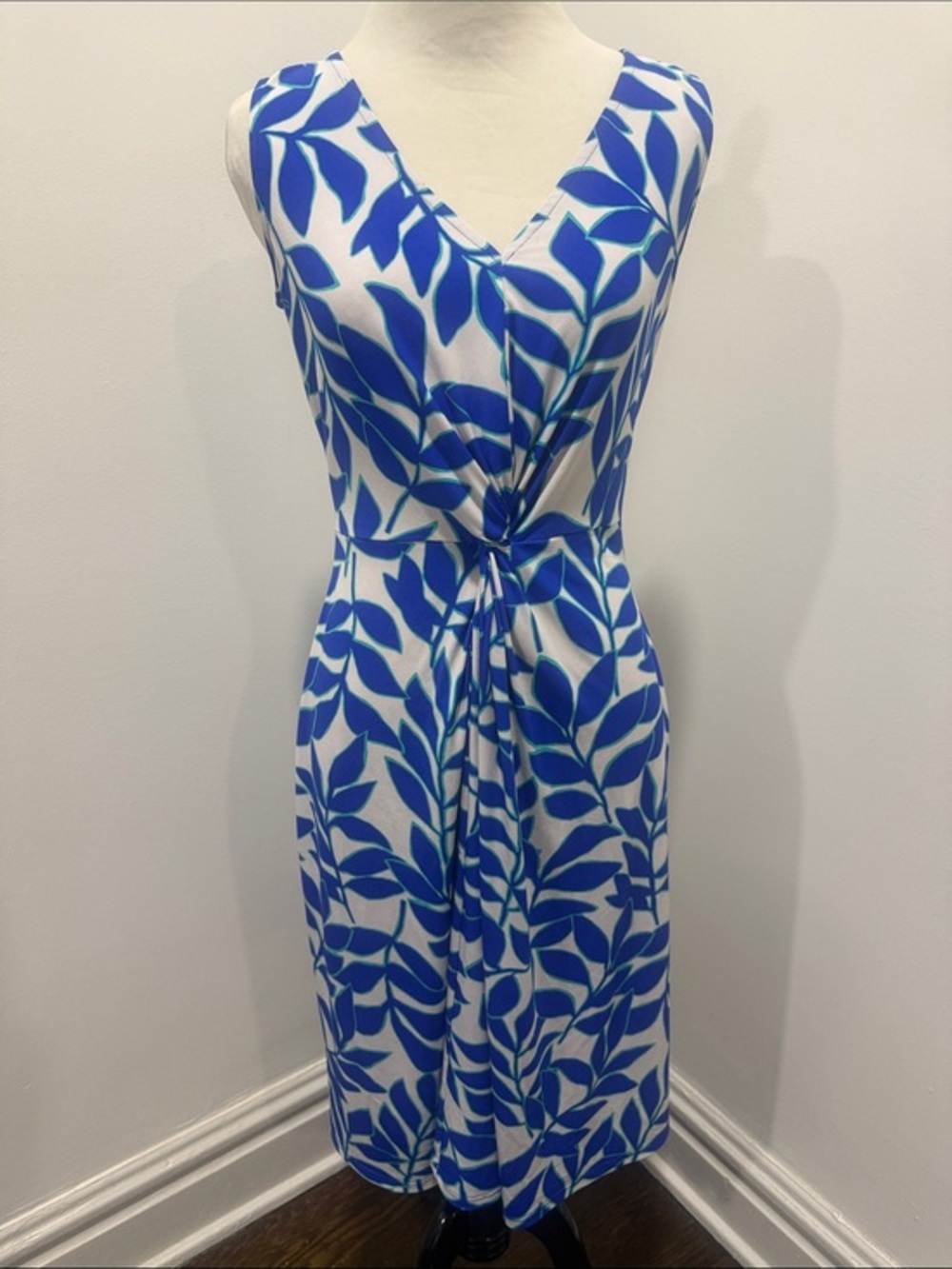 Leota Sleeveless Blue Leaf-Print V-Neck Fit & Flare Dress Small